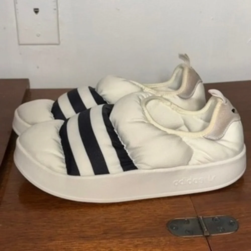 Adidas Puffylette Slippers Men Sz 10 White Black Stripes Primaloft Padded Mules